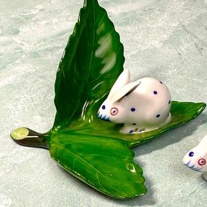 HEREND hungary Blue Dotted Rabbit Bunny on Green Leaf Chipped under Small 3x4"